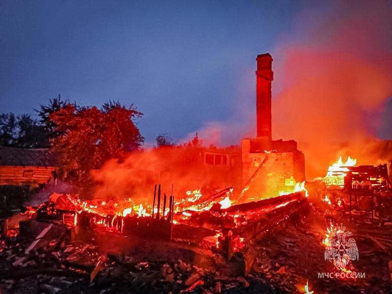 Жителей смоленской деревни всполошил сильный пожар 