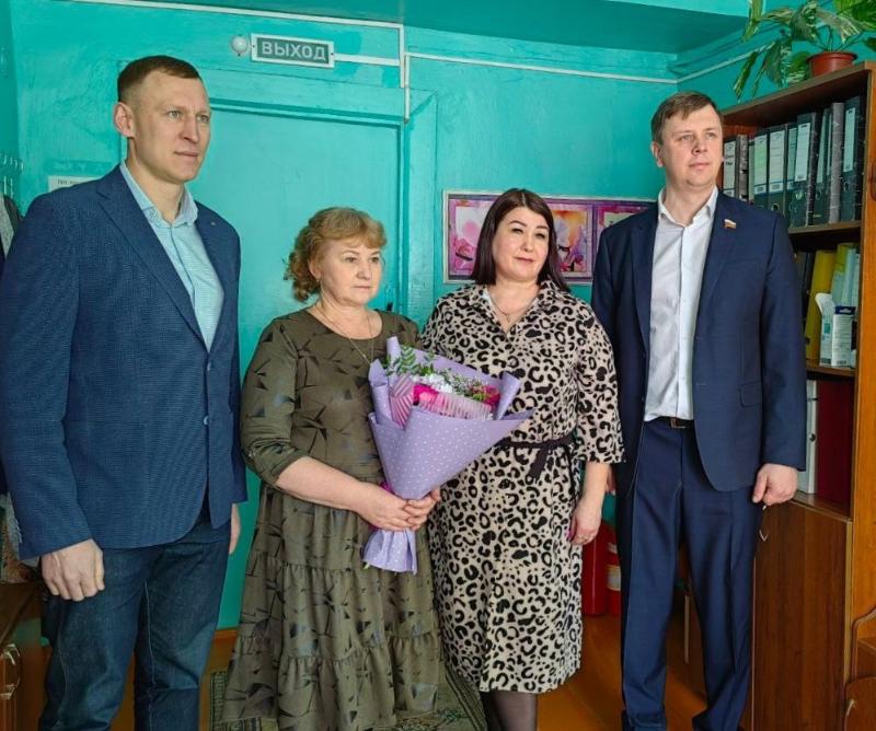 Сенатор РФ поздравил маму погибшего бойца СВО с 8 марта