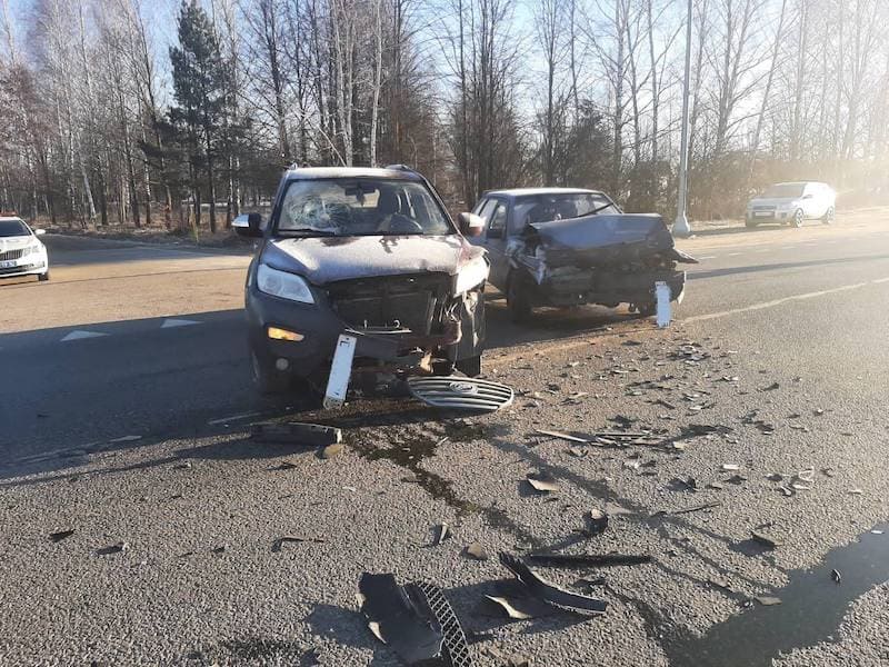 В Смоленской области двое водителей пострадали в аварии на перекрестке