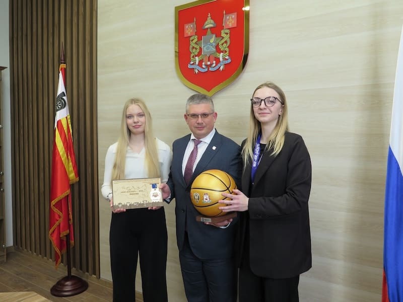 Глава Смоленска встретился с победительницами баскетбольного турнира
