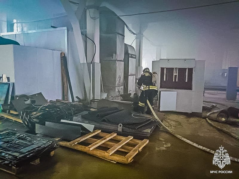 Сотрудники МЧС ликвидировали пожар на производстве в Смоленской области