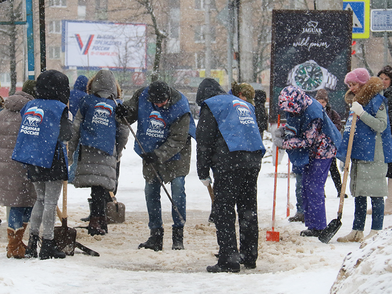 Смоленские активисты проекта «Чистая страна» очистили от снега и льда остановки и пешеходные переходы