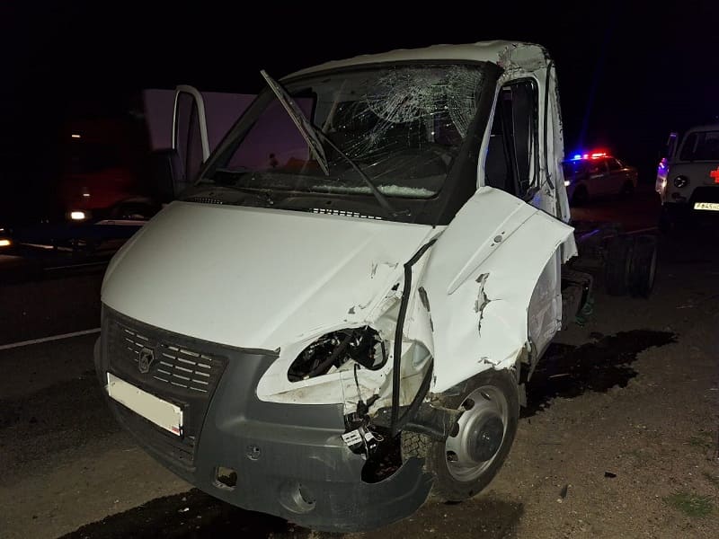 В Смоленской области водитель грузовика протаранил дорожный знак и опору ЛЭП