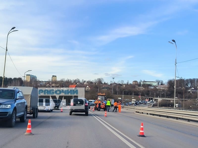 В Смоленске перекрыли половину Крестовоздвиженского моста