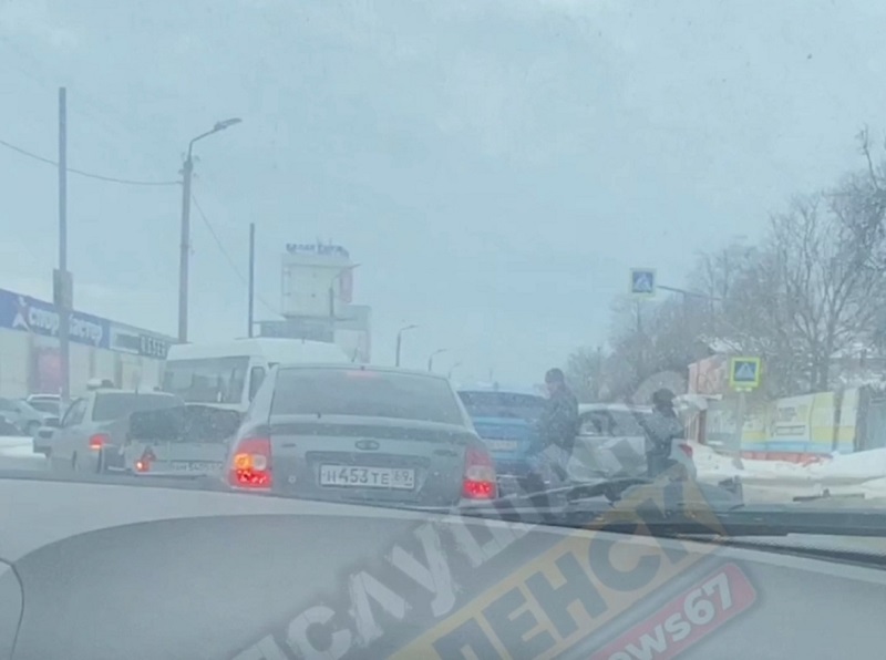 Инцидент с маршрутками в Смоленске попал на видео