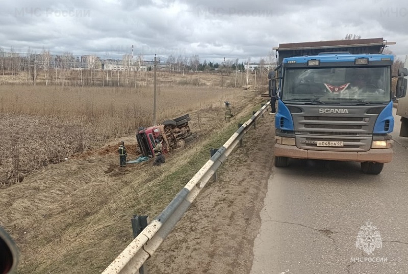 В Смоленской области грузовик вылетел в кювет
