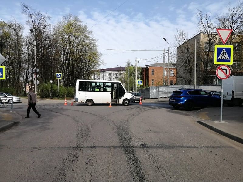 В Смоленске пассажирка маршрутки пострадала в ДТП