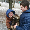 В Интернет попали фото спасения из-под мемориала щенка енотовидной собаки в Смоленске