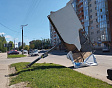В Смоленске рекламный щит рухнул на автомобильную дорогу 
