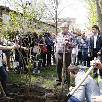 В Москве Владимир Жириновский посадил смоленские сирень и виноград