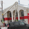 В Смоленске демонтируют вывески со здания «нашумевшего» магазина
