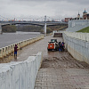 В Смоленске убирают мусор и грязь на набережной