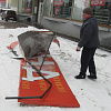 В центре Смоленске из-за снега обвалилась вывеска магазина