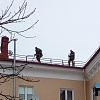 В Смоленске коммунальщики чистят снег с крыш без страховки?
