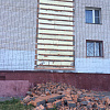 Обрушение кирпичной кладки на фасаде многоэтажки в Смоленске произошло несколько месяцев назад
