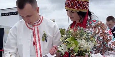 Василий Анохин поздравил сыгравших свадьбу на выставке «Россия» смолян