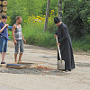 В райцентре Смоленской области ремонтом дорог занялся священник
