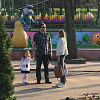 Очевидцы сфотографировали губернатора Алексея Островского, гуляющего с семьей в парке 