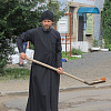 В райцентре Смоленской области ремонтом дорог занялся священник