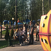 Очевидцы сфотографировали губернатора Алексея Островского, гуляющего с семьей в парке 