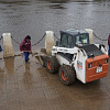 В Смоленске убирают мусор и грязь на набережной