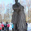В Десногорске установили памятник Петру и Февронии