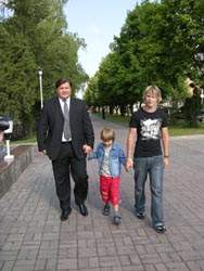 Максим Шкадов с сыновьями на улице, названной в честь отца и деда.