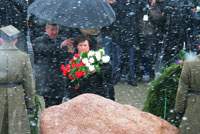 Супруга президента Польши Анна Коморовская в Смоленске почтила память поляков, погибших год назад в авиакрушении правительственного самолета