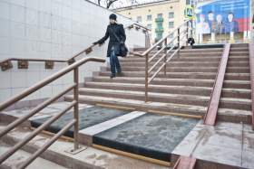 Подземный переход в Смоленске стал местами не скользким