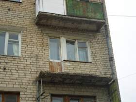В Смоленске на прохожего рухнул балкон
