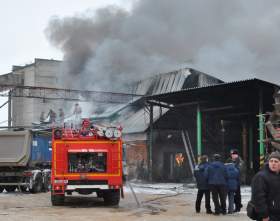 В Смоленске сгорел транспортный цех завода ЖБИ-2