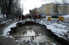 На улице Дзержинского прорвало инженерные сети