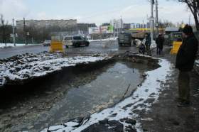 На улице Дзержинского прорвало инженерные сети