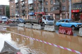 В Смоленске устанавливают причину прорыва трубопровода на улице Кирова