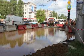 В Смоленске устанавливают причину прорыва трубопровода на улице Кирова