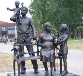  В Десногорске установили скульптуру «Семья» 