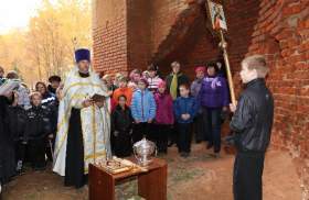 В Хиславичском районе прошло первое богослужение в возрожденной Покровской церкви