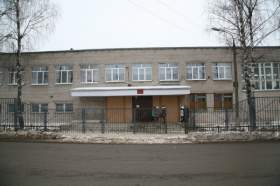 Школу в Смоленске закрыли от родителей