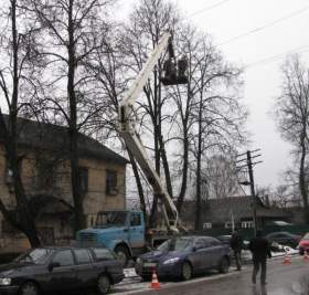 Предвесенний срез деревьев в Смоленске