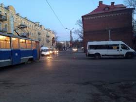 В Смоленске маршрутка столкнулась с трамваем
