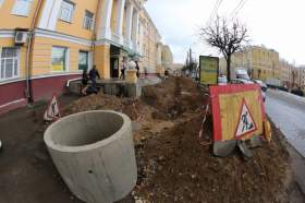 На яму в центре Смоленска пожаловались губернатору