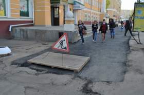 Яму в центре Смоленска закопали