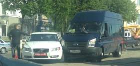 В центре Смоленска маршрутка столкнулась с автомобилем польского посольства