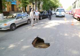 В Смоленске на улице Николаева провалился асфальт