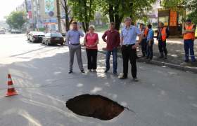 В Смоленске на улице Николаева провалился асфальт