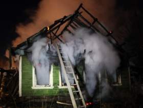Два человека пострадали при пожаре в жилом доме в Демидовском районе