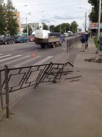 "КамАЗ" в Смоленске сбил опору ЛЭП, протаранил ограждение тротуара и снес железобетонный пролет забора