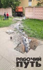 "КамАЗ" в Смоленске сбил опору ЛЭП, протаранил ограждение тротуара и снес железобетонный пролет забора