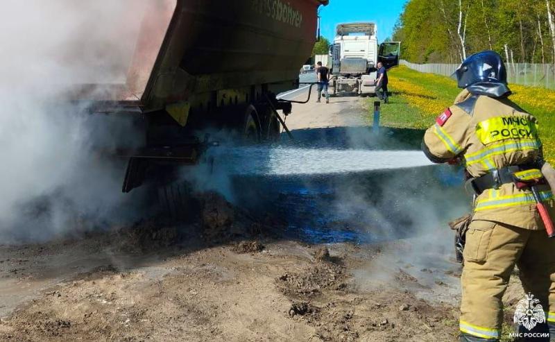 В Смоленской области на ходу загорелся грузовой автомобиль 