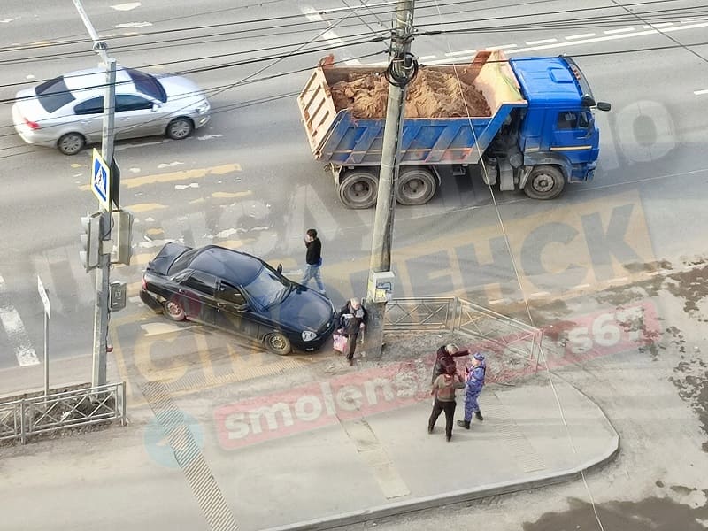 В Смоленске из-за столкновения «Камаза» и «Лады» пострадал пешеход
